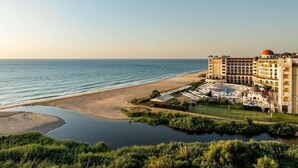 A resort with a pool, beach, and ocean view. - RIU Helios Bay – All Inclusive (Obzor)