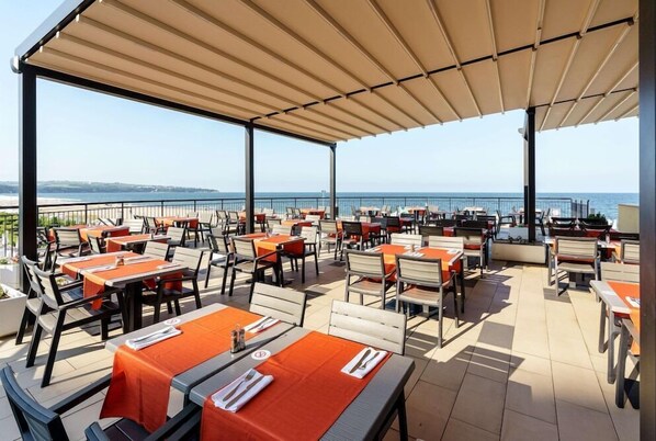 Outdoor dining - RIU Helios Bay – All Inclusive (Obzor)