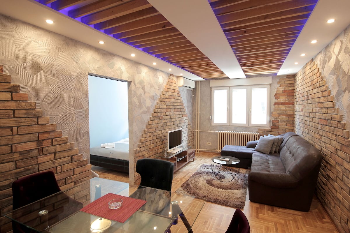 Apartamento Confort, 2 habitaciones | Zona de estar | Una televisión de pantalla plana