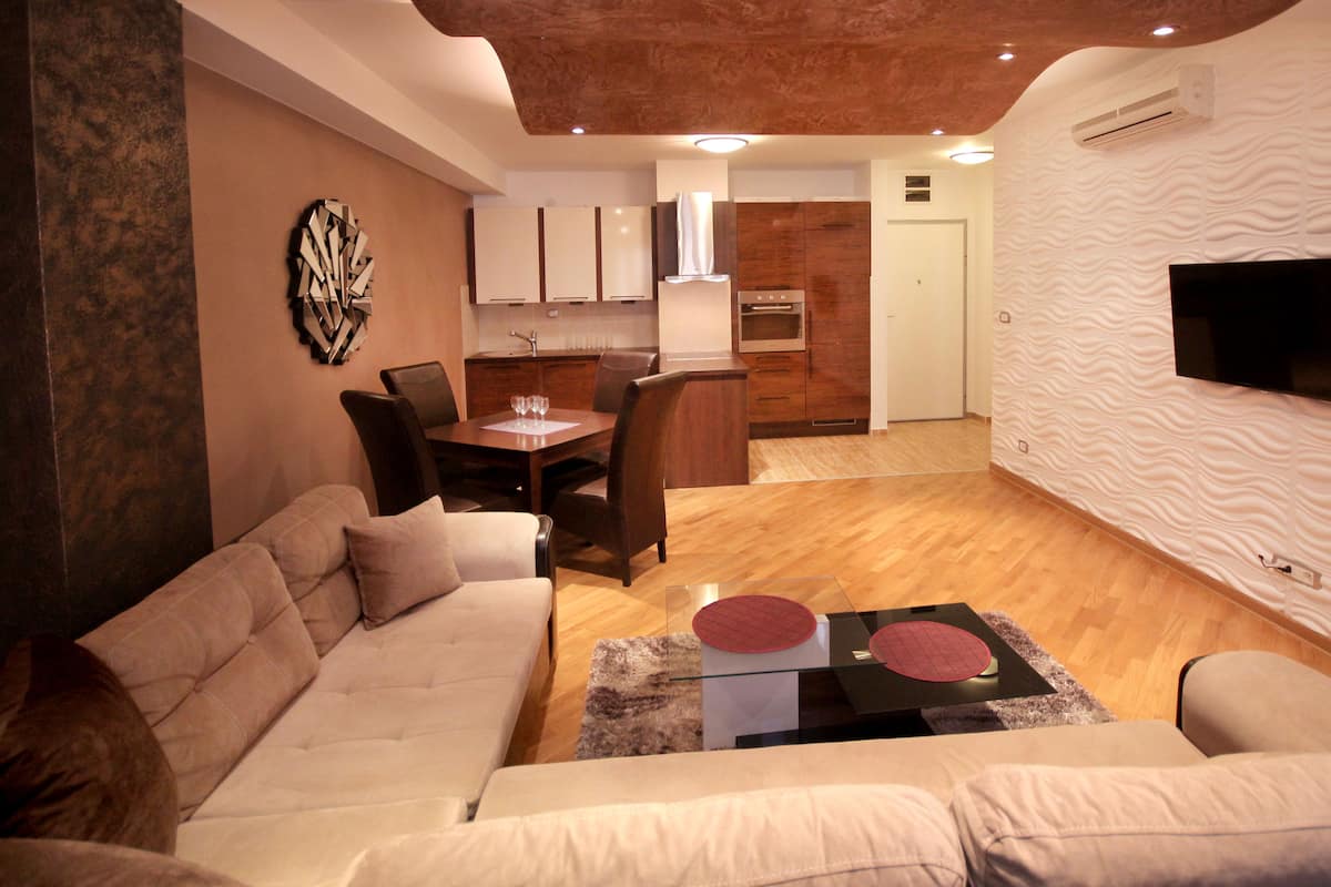 Apartamento Business, 1 habitación | Sala de estar | Una televisión de pantalla plana