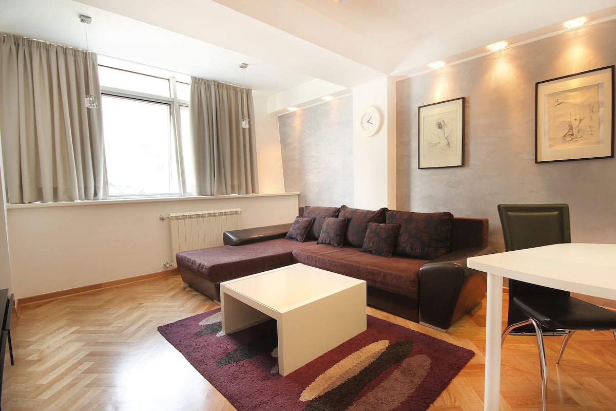 Apartamento superior, 1 habitación | Sala de estar | Una televisión de pantalla plana