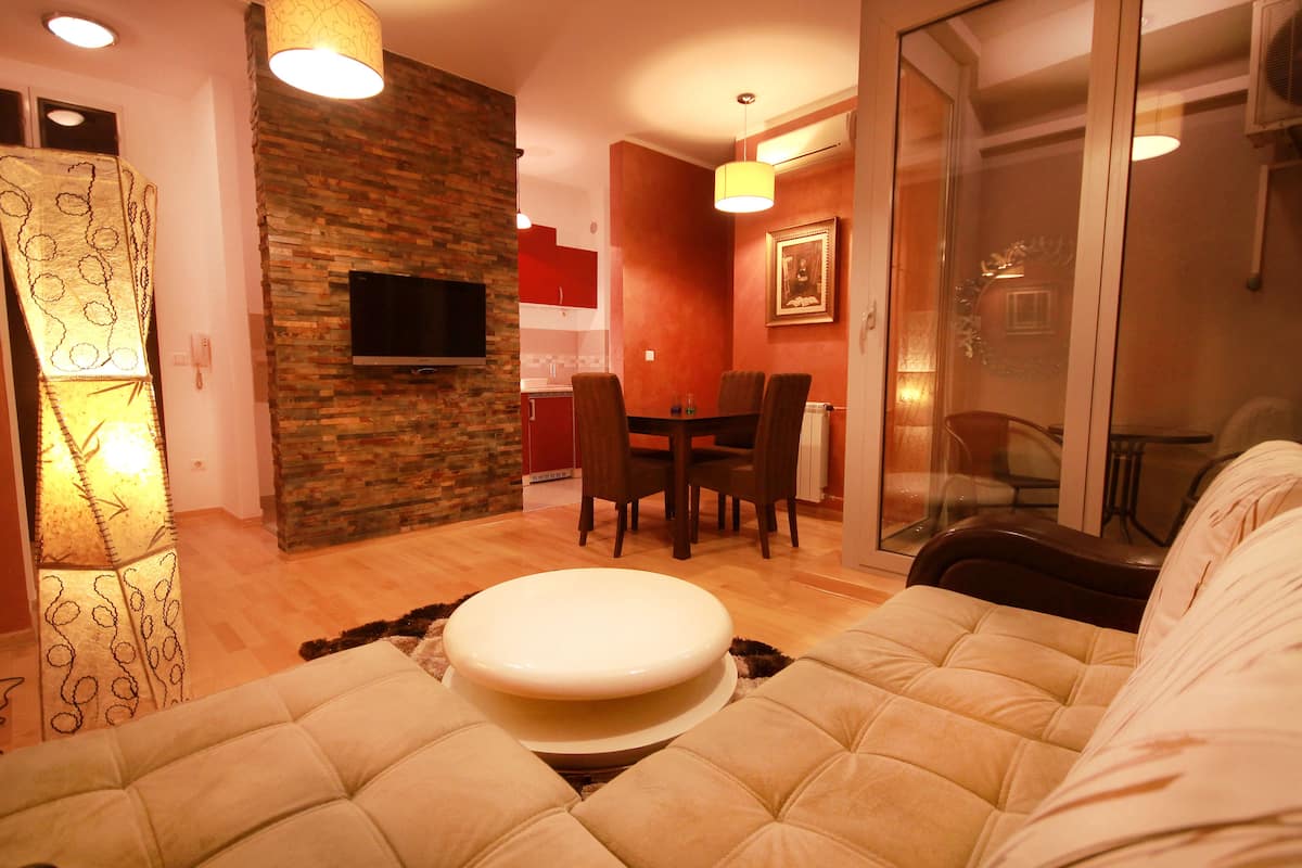 Apartamento ejecutivo, 1 habitación | Sala de estar | Una televisión de pantalla plana
