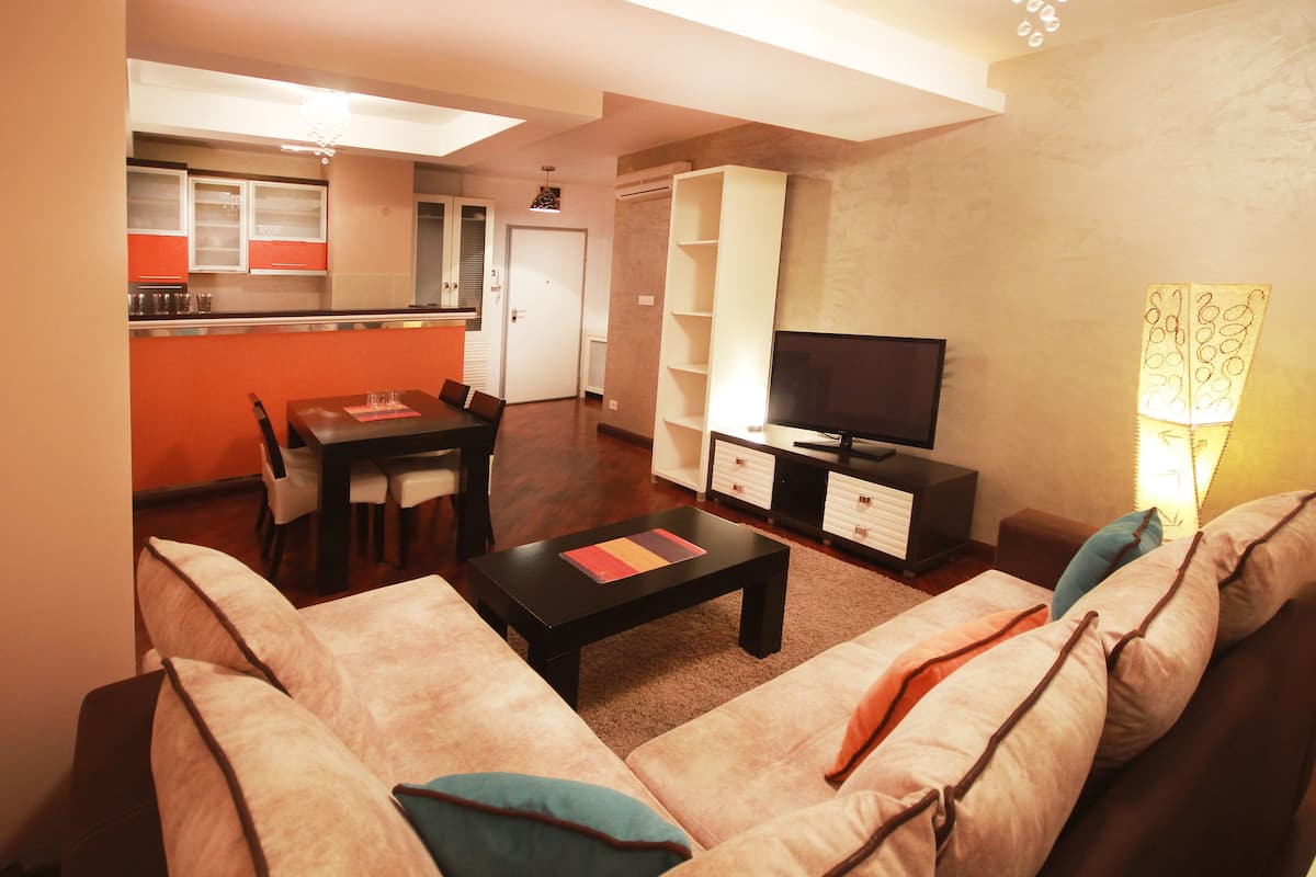Apartamento Premier, 1 habitación | Sala de estar | Una televisión de pantalla plana