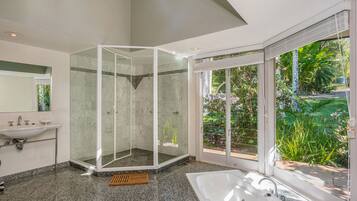 House, 4 Bedrooms | Bathroom | Separate tub and shower, free toiletries, hair dryer, towels