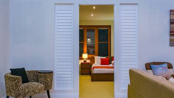 5 عدّة غرف نوم ومكواة/لوح كي وأسرّة أطفال/رضّع وأسرّة قابلة للطي