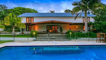 حمّام سباحة خارجي