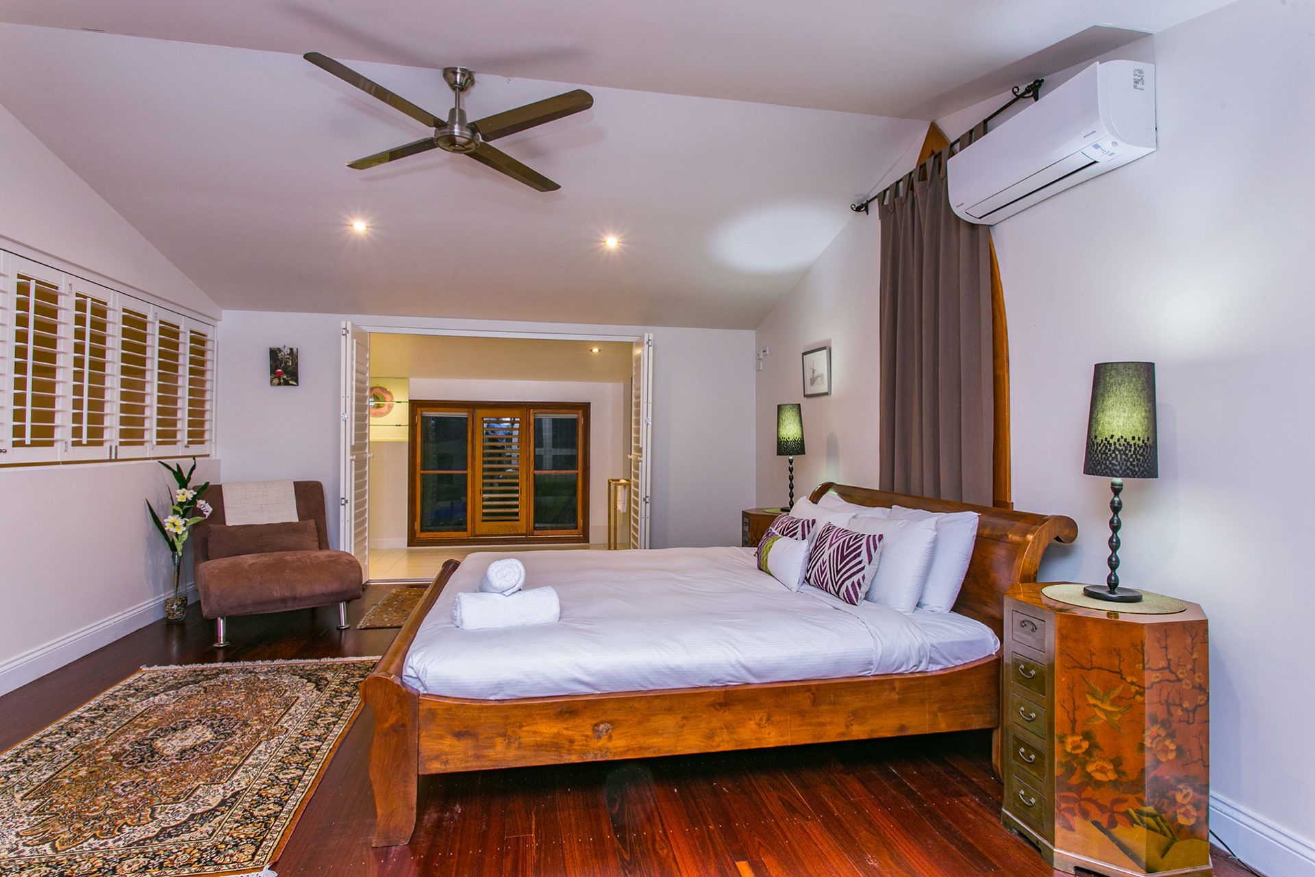 5 عدّة غرف نوم ومكواة/لوح كي وأسرّة أطفال/رضّع وأسرّة قابلة للطي