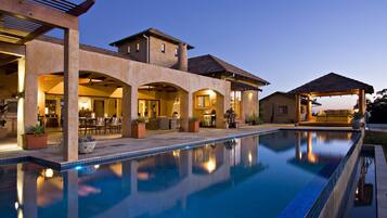 حمام سباحة خارجي