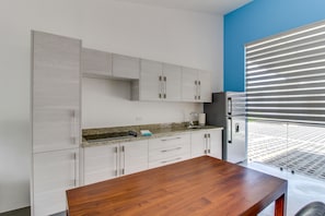 Comfort Apartment, 2 Bedrooms | Private kitchen | Full-size fridge, microwave, oven, stovetop