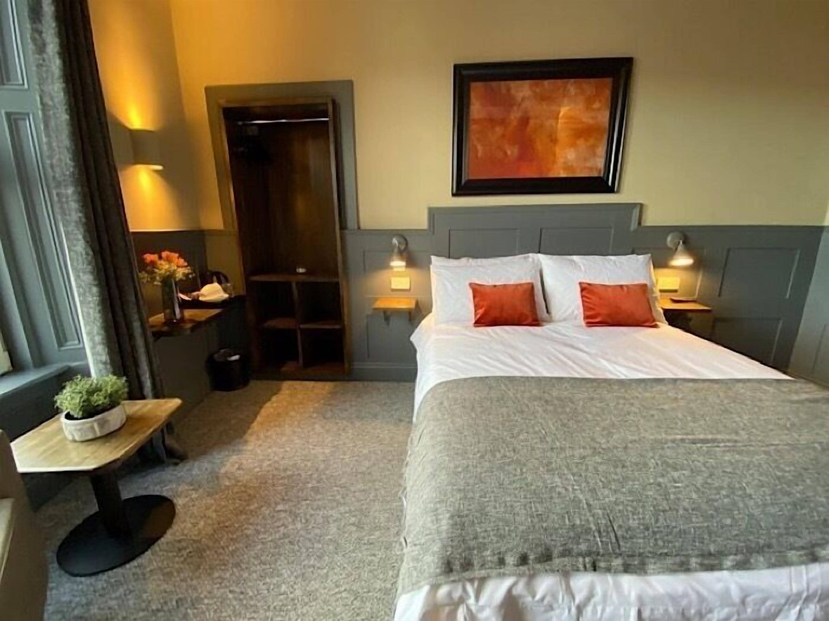 Quarto casal, suíte | Ferros/tábuas de passar roupa, Wi-Fi de cortesia, roupa de cama
