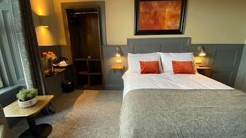 Quarto casal, suíte | Ferros/tábuas de passar roupa, Wi-Fi de cortesia, roupa de cama