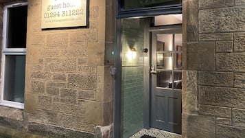 Fachada de la propiedad por la tarde o noche