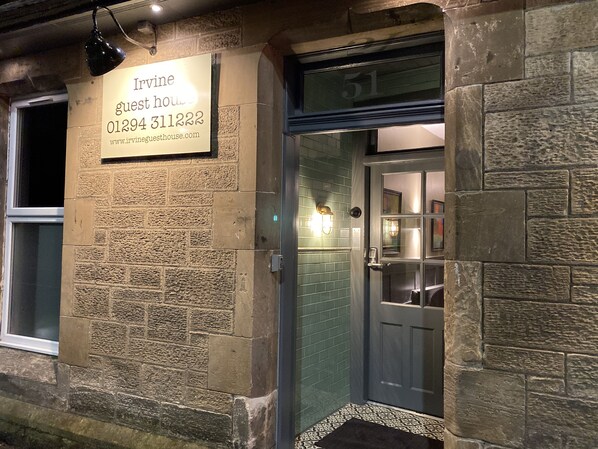 住宿正面 - 傍晚/夜晚