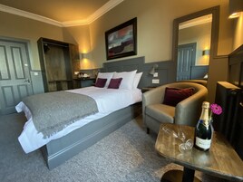 Habitación doble, baño privado | Tabla de planchar con plancha, wifi gratis, ropa de cama