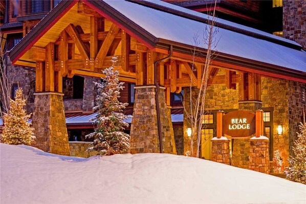 LÀgenhet | Boendets fasad - kvÀll/natt