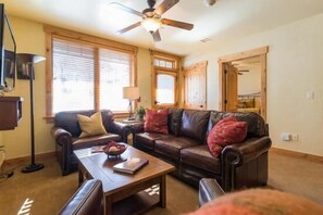 公寓式客房, 多张床 (6116 Bear Lodge, Trappeur's Crossing) | 起居区 | 电视、壁炉