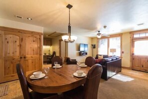 公寓式客房, 多张床 (6116 Bear Lodge, Trappeur's Crossing) | 客房内用餐