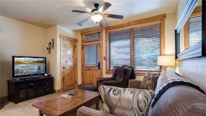 Leilighet, 1 kingsize-seng med sovesofa (6117 Bear Lodge, Trappeur's Crossing) | Oppholdsrom