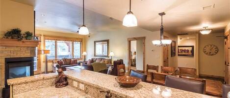 Apartment, Mehrere Betten (6204 Bear Lodge, Trappeur's Crossing) | Eigene Küche | Kühlschrank, Mikrowelle, Ofen, Herdplatte