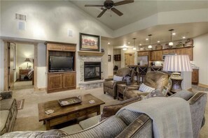 คอนโด, หลายเตียง (6302 Bear Lodge, Trappeur's Crossing) | บริเวณนั่งเล่น | ทีวี, เตาผิง