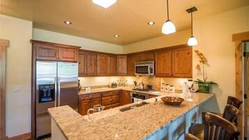 Condo, Plusieurs lits (6308 Bear Lodge, Trappeur's Crossing) | Cuisine privée | Cafetière-théière, réfrigérateur, four à micro-ondes, un four