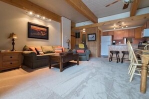 Departamento | Área de sala de estar | Televisión y chimenea 