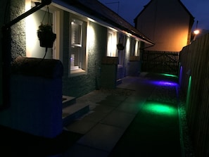 Fassade der Unterkunft – Abend/Nacht