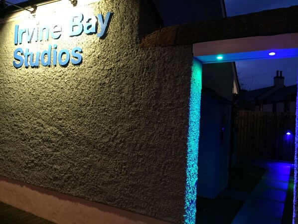 Un edificio con fachada texturizada y un letrero que dice "Irvine Bay Studios".