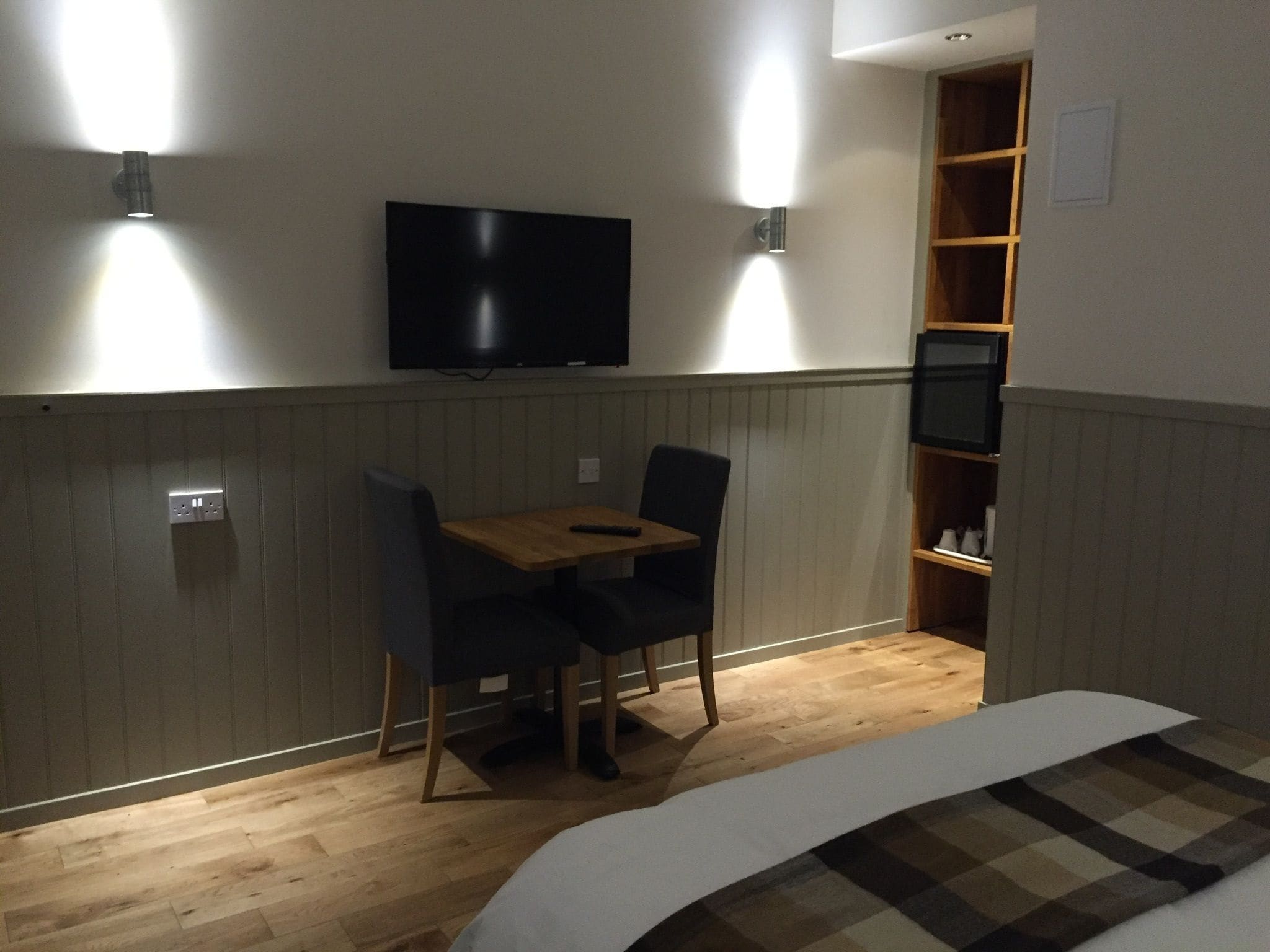 Double Ensuite | Desk, iron/ironing board, free cots/infant beds, free WiFi