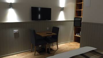 Double Ensuite | Desk, iron/ironing board, free cots/infant beds, free WiFi