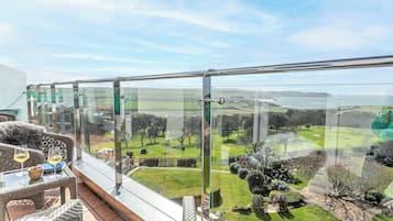 Suite, balcón, vistas al mar | 1 dormitorio, sábanas de algodón egipcio, ropa de cama de alta calidad