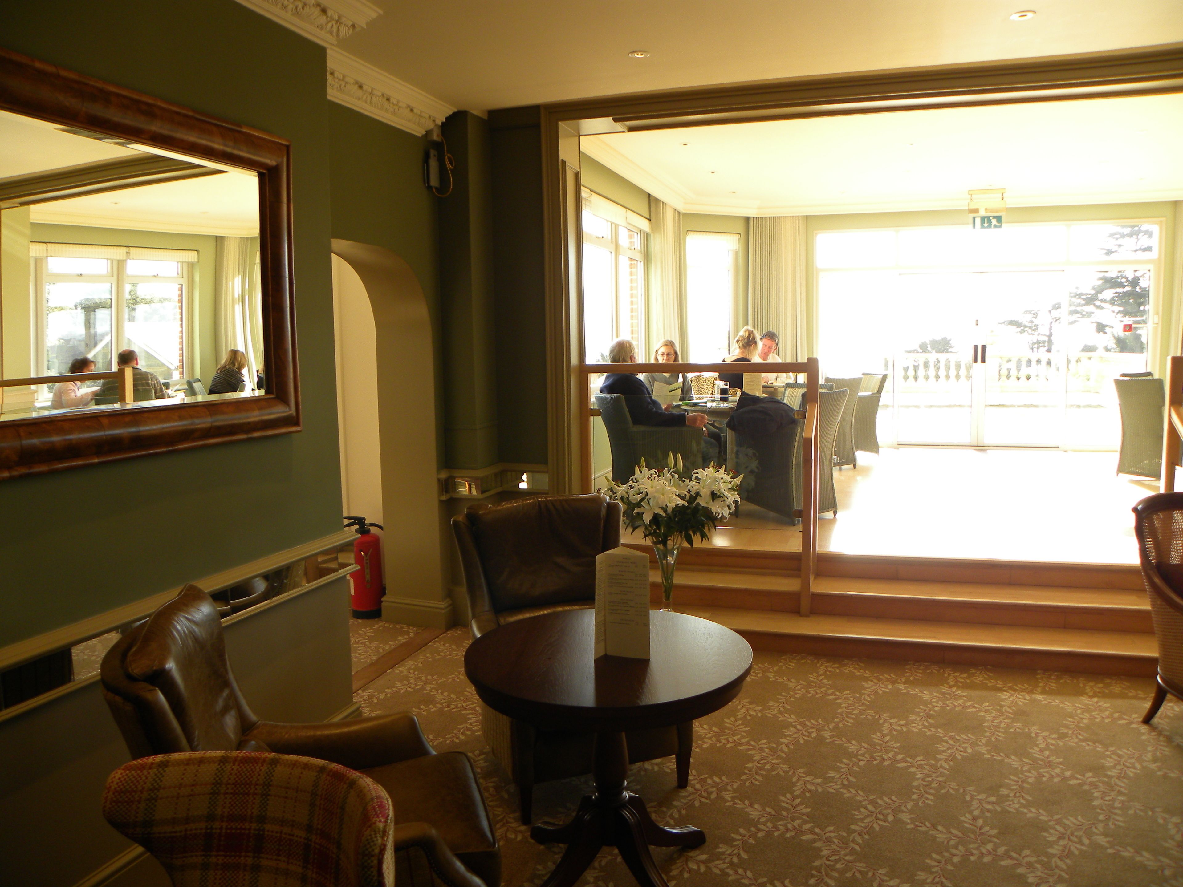 2 bars/lounges, poolside bar