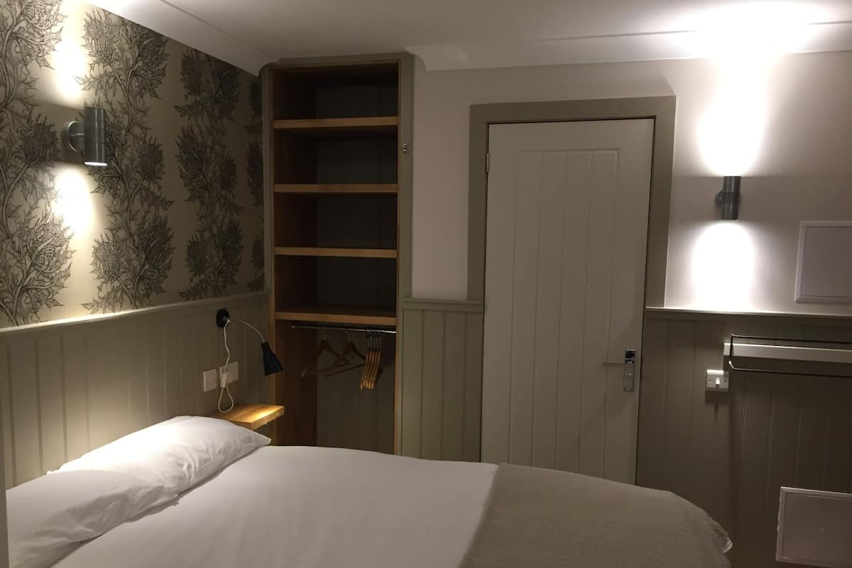 Double En-suite | Desk, iron/ironing board, free WiFi