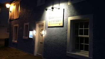 Fachada de la propiedad por la tarde o noche