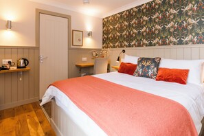 Double En-suite | Desk, iron/ironing board, free WiFi