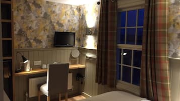 Double En-suite | Desk, iron/ironing board, free WiFi