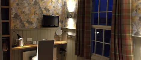 Double En-suite | Desk, iron/ironing board, free WiFi
