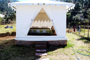 Tienda ejecutiva, 1 cama doble, baño compartido, vistas a la colina | Ropa de cama de alta calidad, camas supletorias, wifi gratis