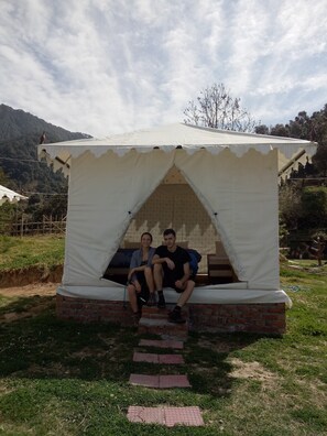 Tienda de campaña ejecutiva, 1 cama matrimonial, baño compartido, vista a la colina | Vista desde la habitación