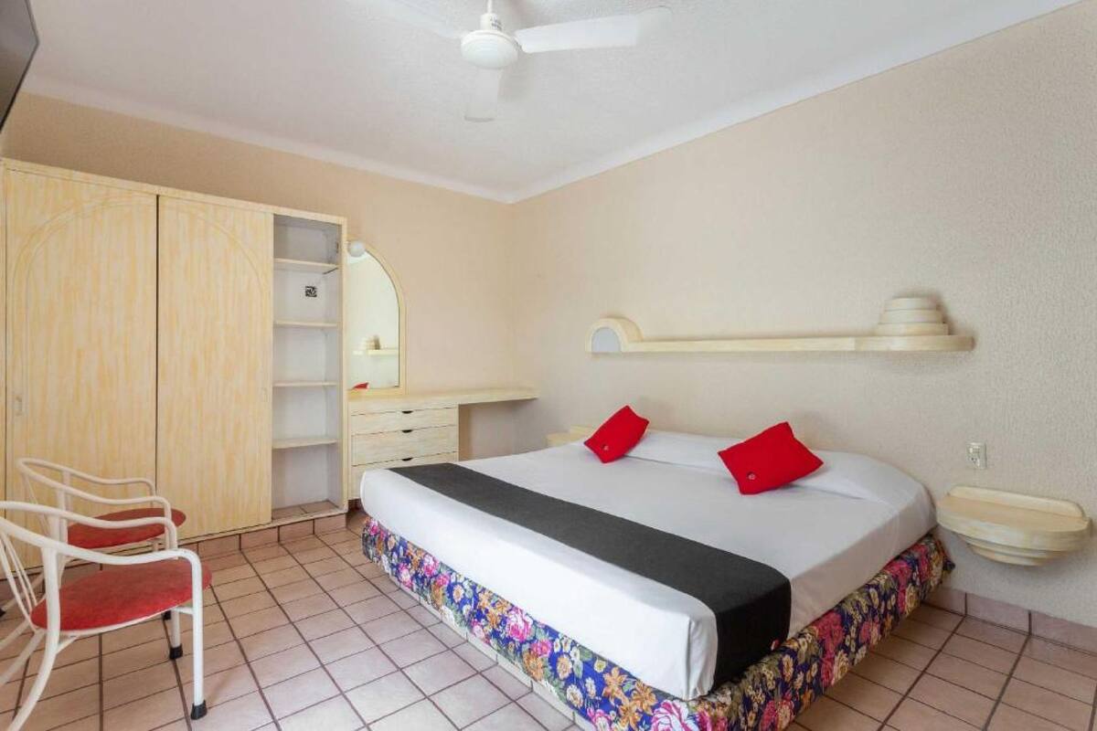 Family Room | Desk, WiFi (free), bed sheets