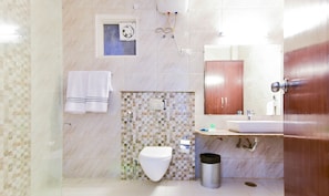 Habitación estándar | Baño | Regadera, amenidades de baño gratuitas, toallas