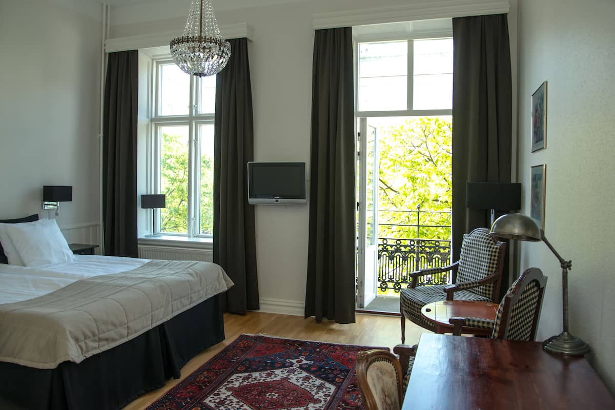 Standard Room, 1 King Bed, Non Smoking, Balcony