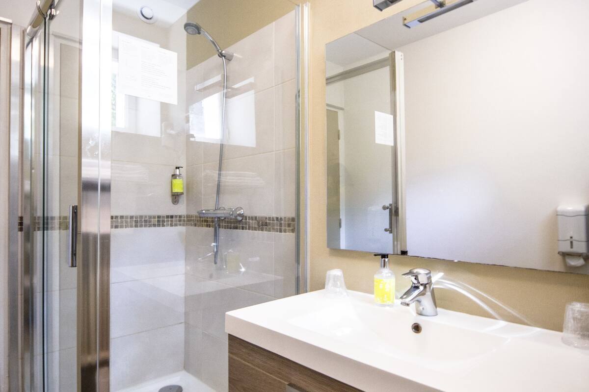 quadruple room | bathroom | shower, free toiletries, hair dryer, towels