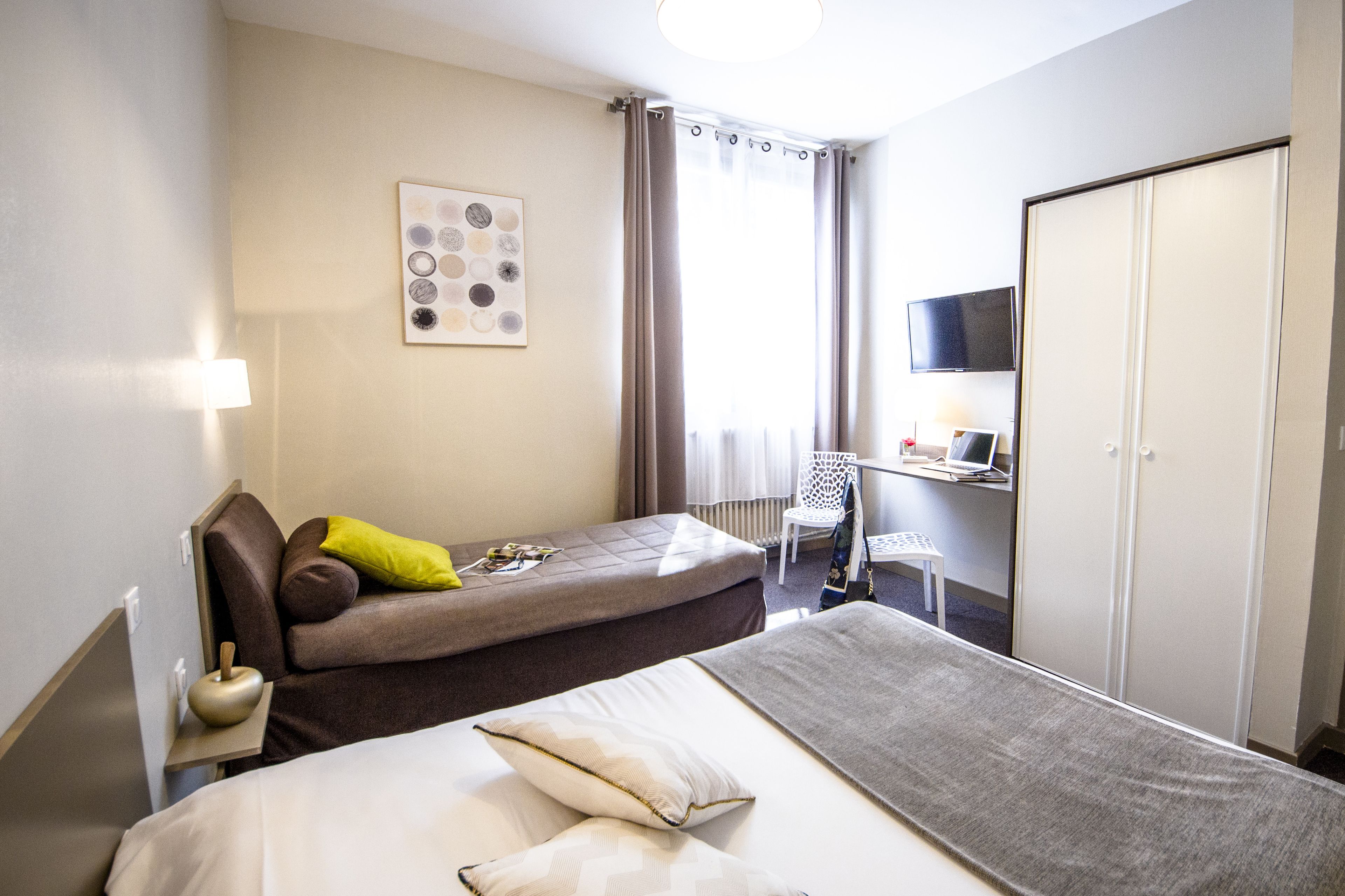 Triple Room | Individually decorated, individually furnished, desk, laptop workspace