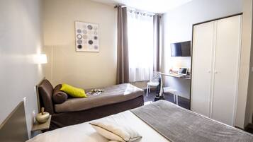 Chambre Triple | Décoration personnalisée, ameublement personnalisé, bureau