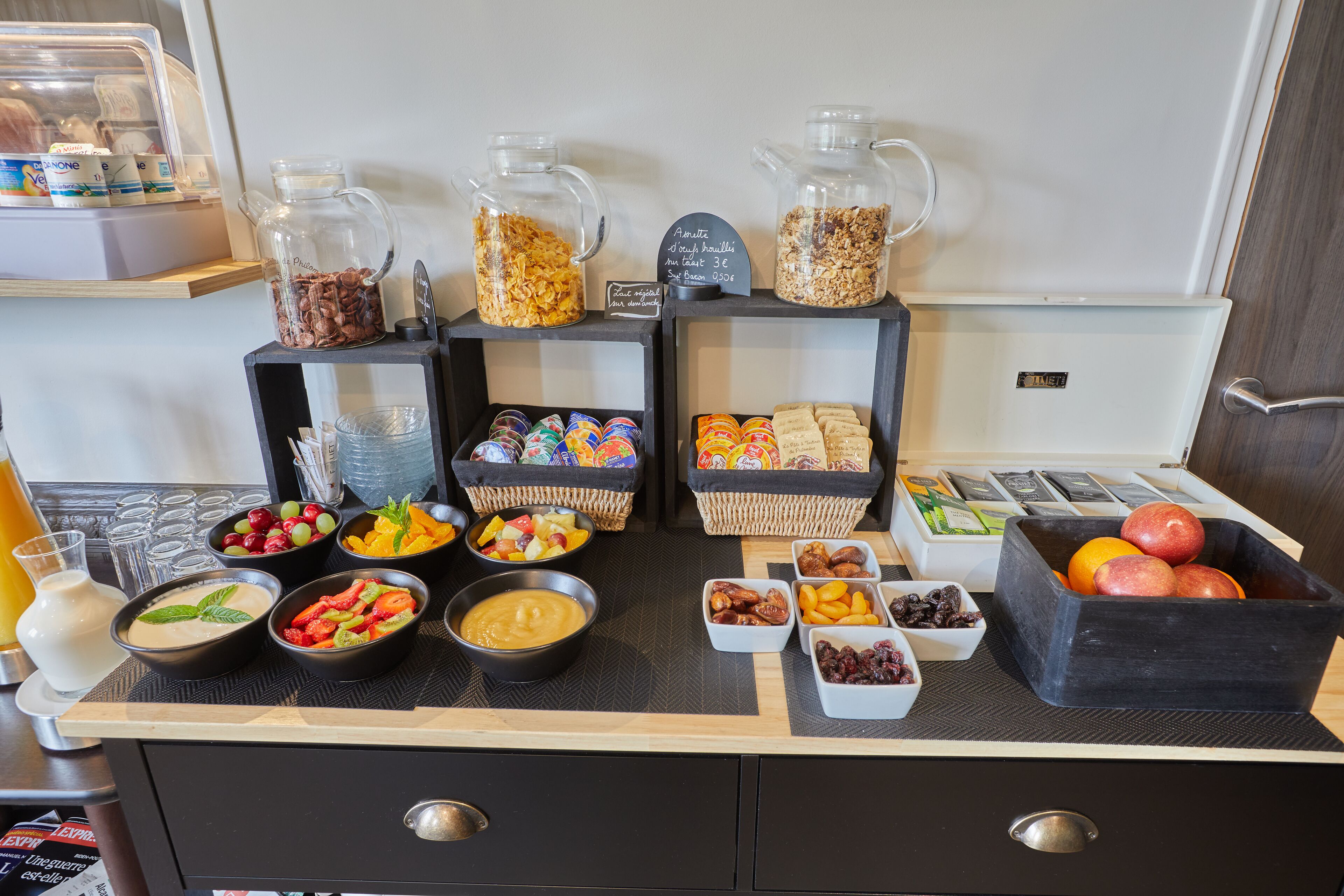 continental breakfast on weekdays (eur 12.50 per person)