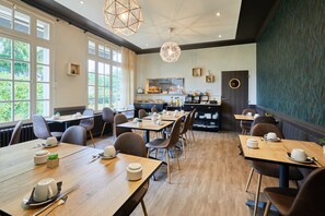 Desayuno continental los días de semana (EUR 12.50 por persona)