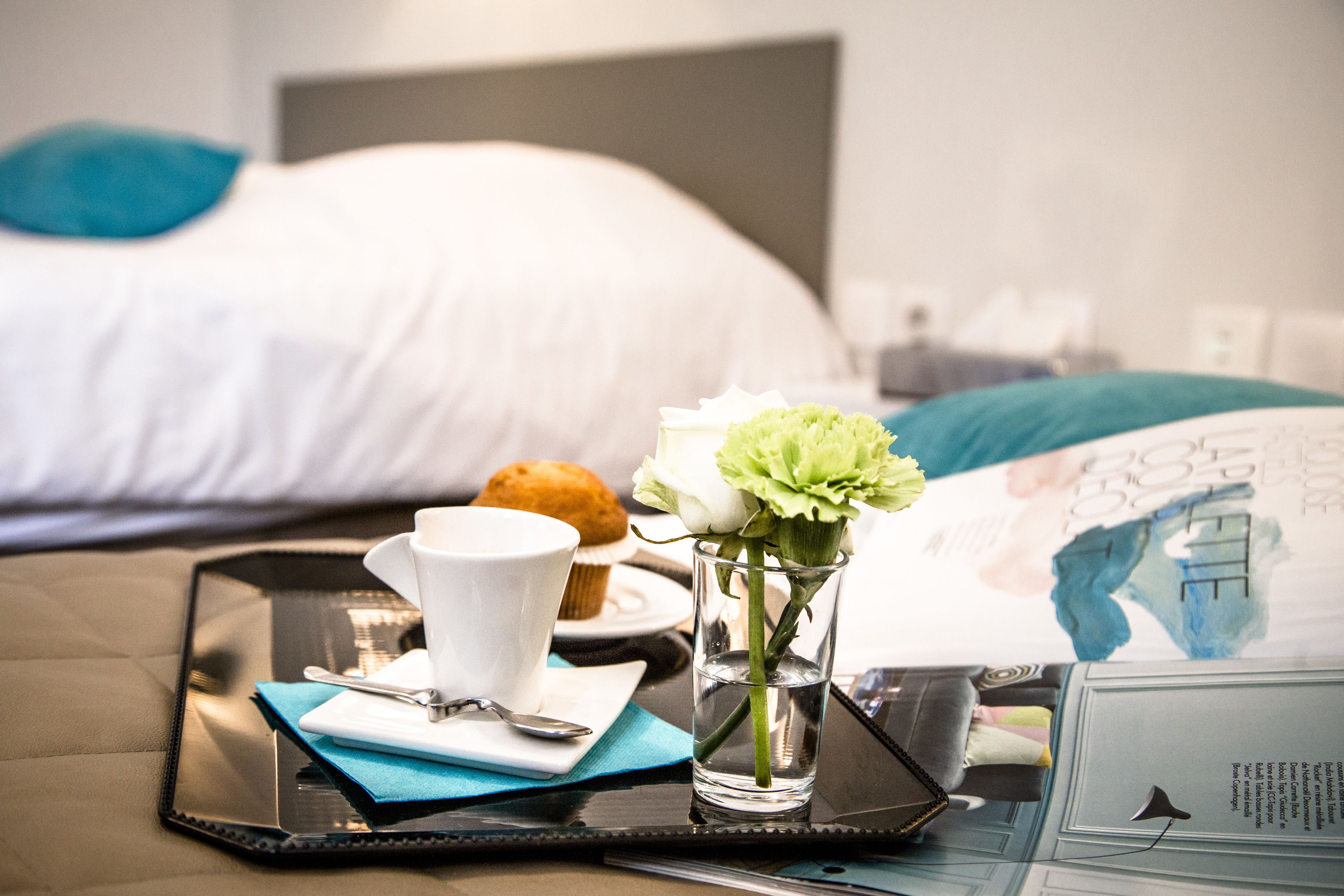 Chambre avec lits jumeaux | Décoration personnalisée, ameublement personnalisé, bureau