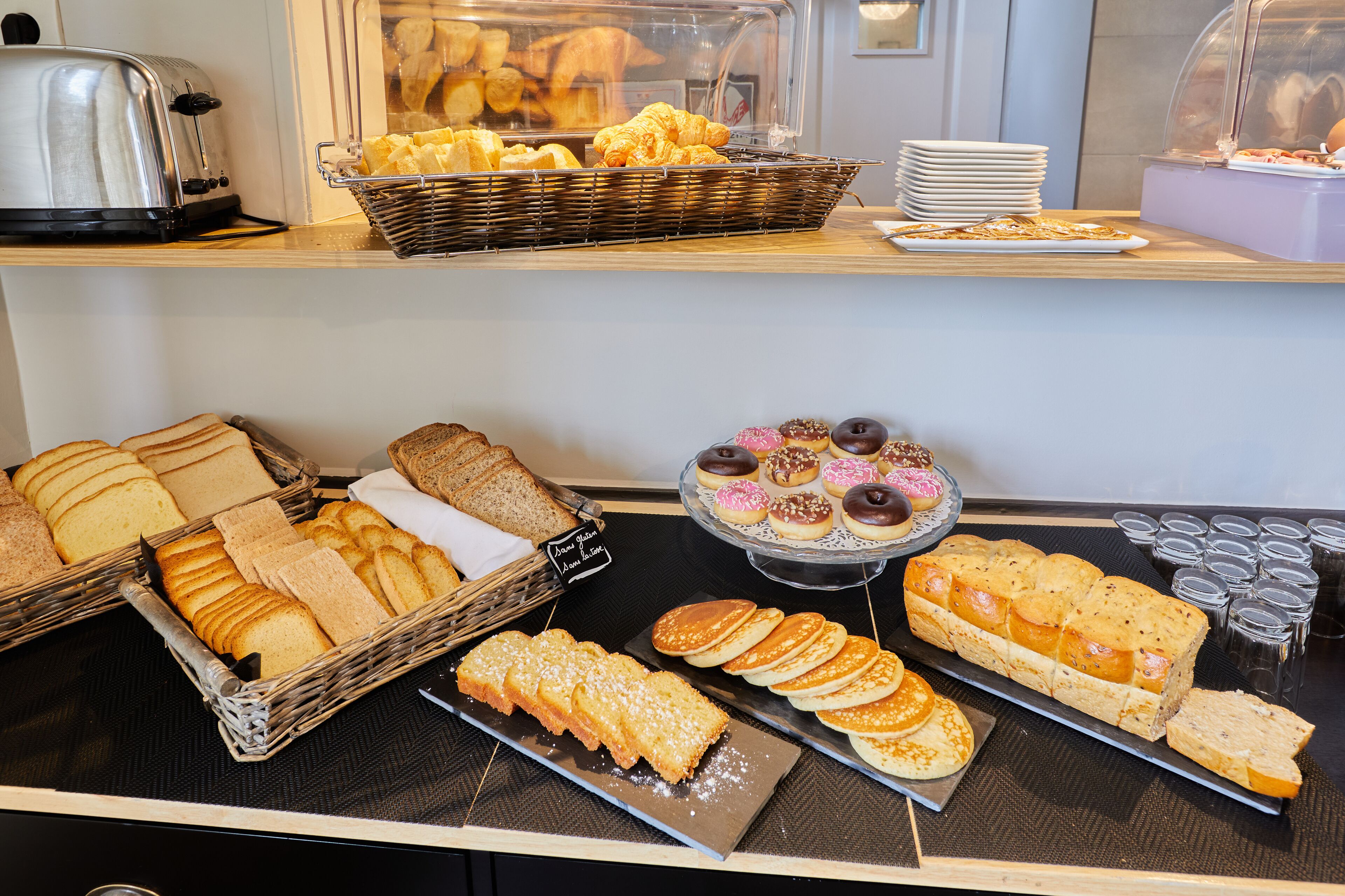 Continental breakfast for a fee on weekdays