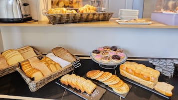 Continental breakfast for a fee on weekdays